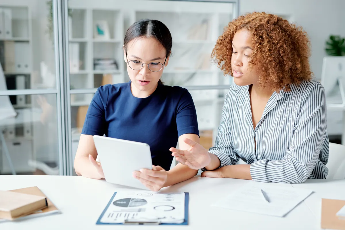 Porównanie firm księgowych online - przegląd najpopularniejszych usług i ich wady oraz zalety